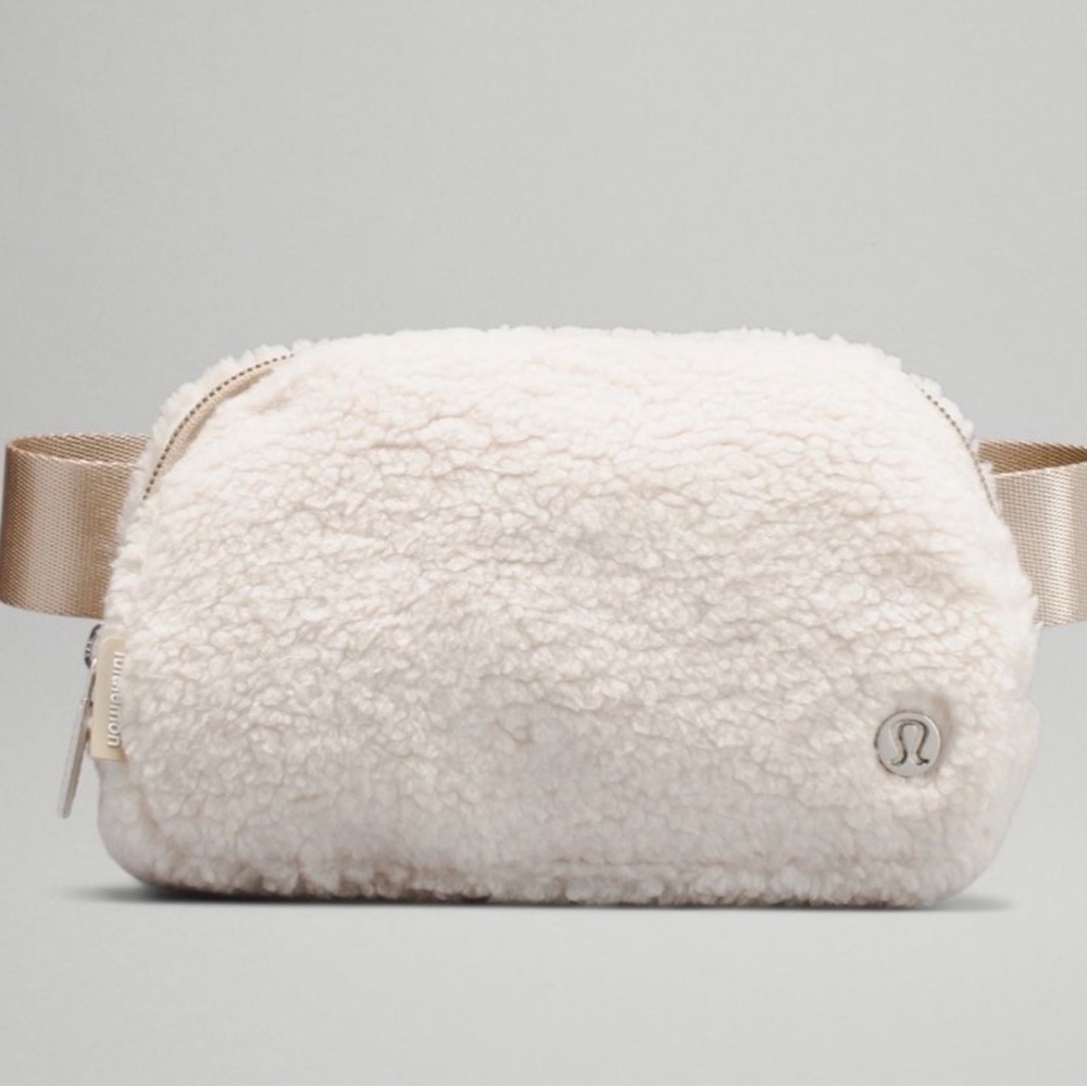 NWT Natural Ivory/Trench Fleece Everywhere belt bag